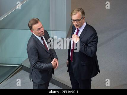 ARCHIVFOTO: Dietmar BARTSCH wird am 31. März 2023 65, Thomas OPPERMANN (SPD) im Gespräch mit Dietmar BARTSCH (Vorsitzender der parlamentarischen Fraktion, die Linke) Verfassungstreffen des 19. Deutschen Bundestages im Plenarsaal des Reichstagsgebäudes in Berlin am 24. Oktober 2017. Â Stockfoto