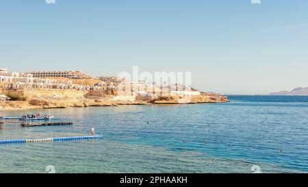 Luxuriöser Strand vor dem Hintergrund der Schönheit des Meeres mit Korallenriffen. Stockfoto