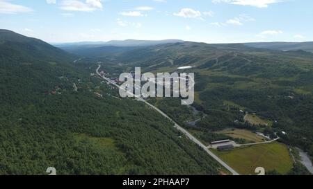 Ein Blick aus der Vogelperspektive auf eine Autobahn zwischen sanften Hügeln und üppigen Tälern Stockfoto