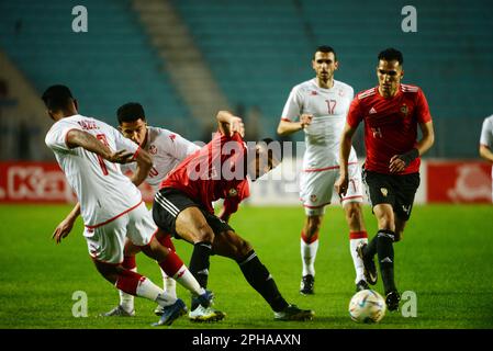 Rades, Tunis, Tunesien. 24. März 2023. Seifeddine Jaziri (L) und Mohamed Abdessalem (13) Libyens während des Spiels Tunesien gegen Libyen am Freitag, den 24. März 2023 im Namen der Qualifikation des African Cup of Nations 2023 im Stadion Rades. (Kreditbild: © Chohei Mahjoub/ZUMA Press Wire) NUR REDAKTIONELLE VERWENDUNG! Nicht für den kommerziellen GEBRAUCH! Stockfoto