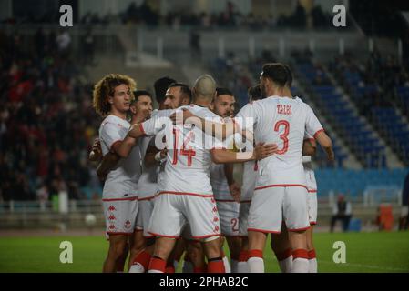 Rades, Tunis, Tunesien. 26. März 2023. Tunesiens Spieler feiern das 2. Tor von Aly Maaloul während des Spiels Tunesien gegen Libyen am Freitag, den 24. März 2023 im Namen der Qualifikation des African Cup of Nations 2023 im Rades-Stadion. (Kreditbild: © Chohei Mahjoub/ZUMA Press Wire) NUR REDAKTIONELLE VERWENDUNG! Nicht für den kommerziellen GEBRAUCH! Stockfoto