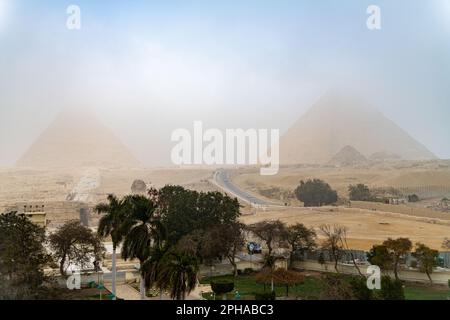 Ein verschwommener Blick auf die Pyramiden des Gizeh-Komplexes von einem Hotel in Ägypten Stockfoto