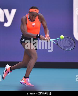 Miami Gardens, USA. 25. März 2023. MIAMI GARDENS, FLORIDA - 25. MÄRZ: Coco Gauff (USA) vs. Anastasia Potapova während der Miami Open, präsentiert vom Itaú-Spiel im Hard Rock Stadium am 25. März 2023 in Miami Gardens, Florida. (Foto: JL/Sipa USA) Guthaben: SIPA USA/Alamy Live News Stockfoto