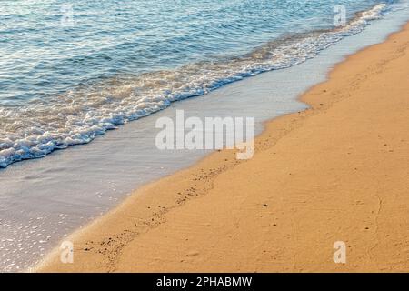 Welle des Meeres am Sandstrand Stockfoto