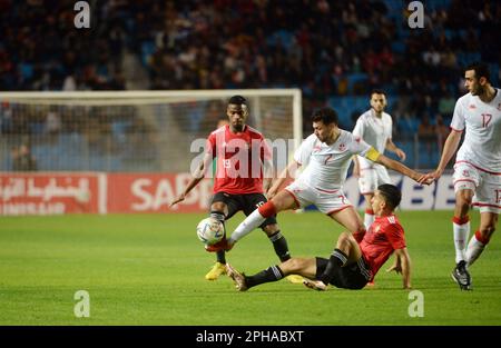 Rades, Tunis, Tunesien. 24. März 2023. Youssef Msakni (7) und Aissa Moathi (19) Libyens während des Spiels Tunesien gegen Libyen am Freitag, den 24. März 2023 im Namen der Qualifikation des African Cup of Nations 2023 im Stadion Rades. (Kreditbild: © Chohei Mahjoub/ZUMA Press Wire) NUR REDAKTIONELLE VERWENDUNG! Nicht für den kommerziellen GEBRAUCH! Stockfoto