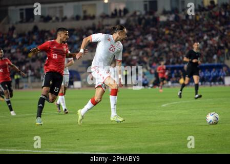 Rades, Tunis, Tunesien. 24. März 2023. Omar Layouni (23) und Mohamed Abdessalem (13) Libyens während des Spiels Tunesien gegen Libyen am Freitag, den 24. März 2023 im Namen der Qualifikation des African Cup of Nations 2023 im Stadion Rades. (Kreditbild: © Chohei Mahjoub/ZUMA Press Wire) NUR REDAKTIONELLE VERWENDUNG! Nicht für den kommerziellen GEBRAUCH! Stockfoto