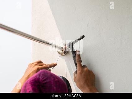 Arbeiter, die Edelstahlrohrwaschleine im Gebäude schweißen. Stockfoto