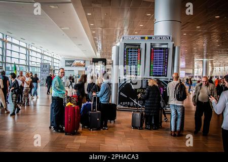 Tel Aviv, Israel. 27. März 2023. Reisende sehen sich die Abflughäfen am Flughafen Ben-Gurion in der Nähe von Tel Aviv an. Bis auf weiteres wird es keine Flüge vom Flughafen Ben-Gurion geben, die im Rahmen der von der Gewerkschaft am Montagmorgen angekündigten weitverbreiteten Streiks als Protest gegen die Justizreform durchgeführt werden. Die Streiks werden aus Protest gegen die Justizreform und die Entlassung von Verteidigungsminister Yoav Gallant abgehalten, nachdem er die Regierung aufgefordert hatte, die Gesetze der Justizreform einzufrieren. (Foto: Eyal Warshavsky/Sipa USA) Guthaben: SIPA USA/Alamy Live News Stockfoto