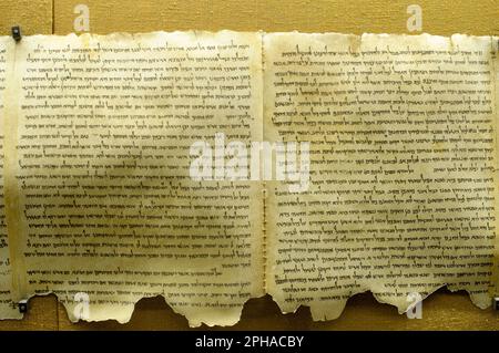 The Dead Sea Scrolls (Qumran Caves Scrolls): Jüdische religiöse Manuskripte, 3. c. BCE-1. c. CE, gefunden in Qumran Caves am Nordstrand des Toten Meeres Stockfoto