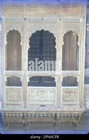 In Haveli in Jaisalmer, Rajasthan, Indien, wurde Zarukha mit einer Holztür aus Stein geschnitzt. Stockfoto