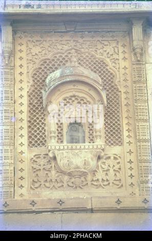 Stein geschnitztes Fenster, mit Excellent Jali und Designs & Öffnung für Women to Talk in Pardah, Jodhpur Palace, Rajasthan, Indien Stockfoto