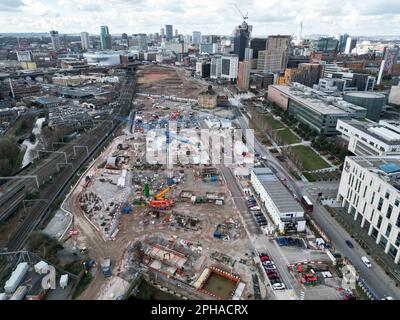 Aus der Vogelperspektive sehen Sie die Baustelle der Birmingham High Speed Railway in der Curzon Street in Birmingham, England. Die Strecke von Birmingham nach Crewe von HS2 wird sich aufgrund steigender Kosten um zwei Jahre verzögern. Foto: Montag, 27. März 2023. Stockfoto