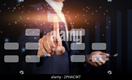 Geschäftsmann, der den virtuellen Bildschirm mit einem Ordnersymbol berührt. Online-Dokumentationsverwaltung. Stockfoto