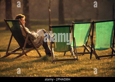 Albert Finney, Kenneth Branagh und Rupert Everett am Drehort „Another Country“ im Queens Theatre London UK Stockfoto