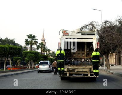 Kairo, Ägypten, März 23 2023: Ein Müllwagen großes mobiles Auto, das Müll für die Müllentsorgung aus Mülltonnen für die Umweltsanitäranlagen sammelt, munic Stockfoto