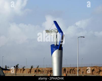 Kairo, Ägypten, März 25 2023: Internationales Kairo-Flughafenschild, der wichtigste internationale Flughafen von Kairo und der größte und geschäftigste Flughafen in EGY Stockfoto