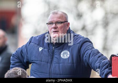 Fußballmanager Steve Evans stand während des Spiels auf der Kontaktlinie, während er Cheftrainer im Stevenage Football Club war Stockfoto