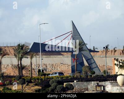 Kairo, Ägypten, März 25 2023: Internationales Kairo-Flughafenschild, der wichtigste internationale Flughafen von Kairo und der größte und geschäftigste Flughafen in EGY Stockfoto