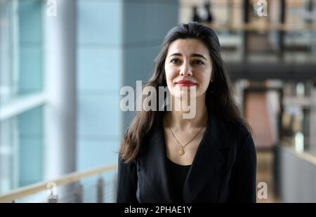 Berlin, Deutschland. 27. März 2023. Gazelle Sharmahd, Tochter von Jamshid Sharmahd, einem im Iran zum Tode verurteilten deutsch-iranischen Staatsangehörigen, geht nach ihrem Gespräch mit Merz, dem Vorsitzenden der CDU/CSU-Fraktion, durch den Deutschen Bundestag. Ein Revolutionsgericht hatte den 67-jährigen Sharmahd unter anderem für einen Terroranschlag in einem umstrittenen Prozess verantwortlich gemacht. Die deutsche Regierung wies zwei iranische Diplomaten als Reaktion auf das Todesurteil aus. Kredit: Bernd von Jutrczenka/dpa/Alamy Live News Stockfoto