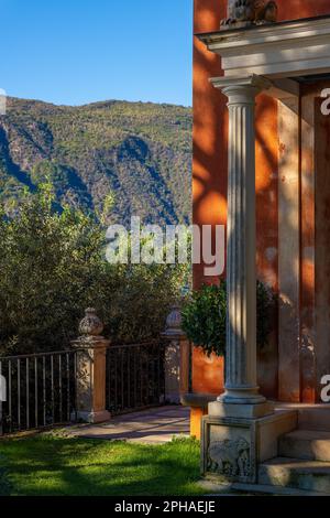 Indian House Corner und Patio mit Berg und Sonnenlicht im Park Scherrer in Morcote, Tessin, schweiz. Stockfoto