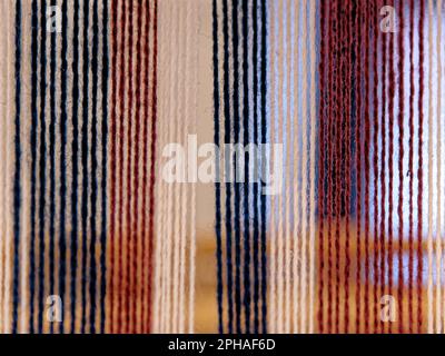 Detail eines traditionellen Webstegs mit farbenfrohem Garn. Garn für Webstühle im Tudor House Museum Worcester, Worcestershire, England, Großbritannien - 28. Stockfoto