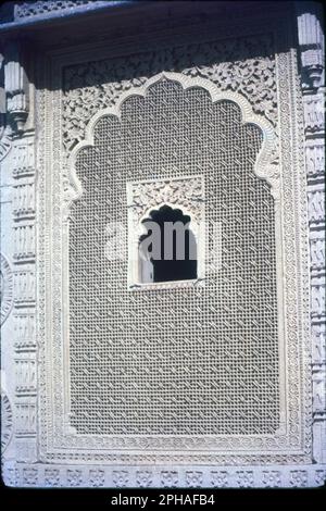 Kunstvoll geschnitztes Fenster mit Öffnung für Lamp, Fort Palace Jaisalmer, Rajasthan, Indien. Stockfoto