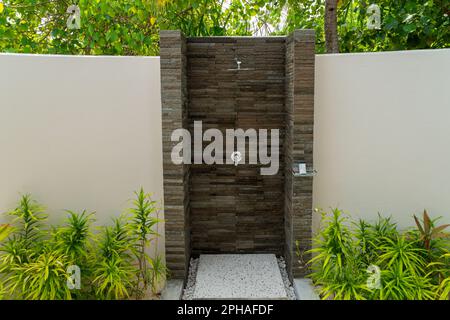 Blick auf ein Bad mit offener Dusche in einem Resort auf den Malediven. Stockfoto