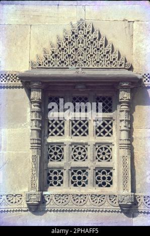 Ausgezeichnet Geschnitztes Fenster, Im Shaking Towers (Jhulta Minara), Ahmadabad, Gujrat, Indien. Stockfoto