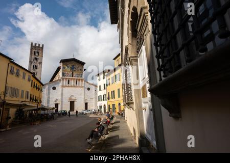 Basilika di San Frediano in der noch von Mauern umgebenen Stadt Lucca in der Toskana, Italien Stockfoto