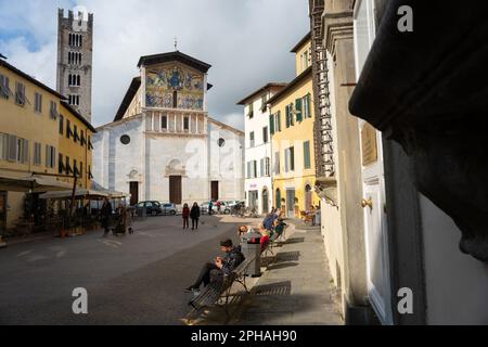 Basilika di San Frediano in der noch von Mauern umgebenen Stadt Lucca in der Toskana, Italien Stockfoto