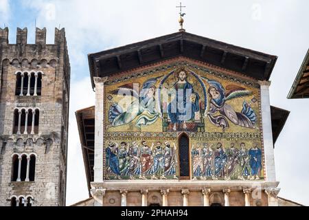 Basilika di San Frediano in der noch von Mauern umgebenen Stadt Lucca in der Toskana, Italien Stockfoto