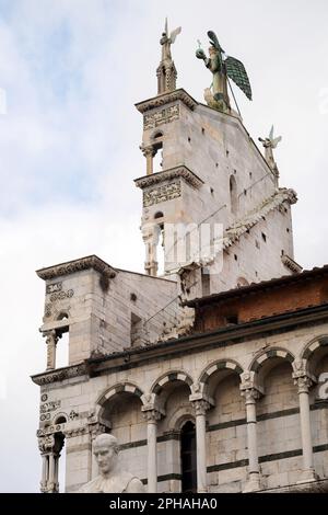 Chiesa di San Michele in Foro in der noch von Mauern umgebenen Stadt Lucca in der Toskana, Italien Stockfoto