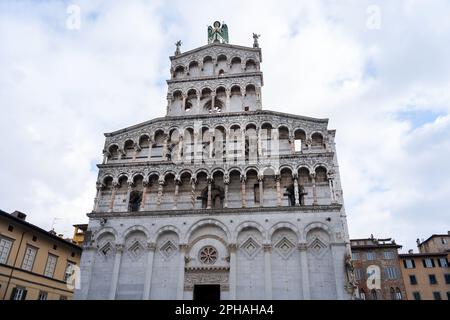 Chiesa di San Michele in Foro in der noch von Mauern umgebenen Stadt Lucca in der Toskana, Italien Stockfoto