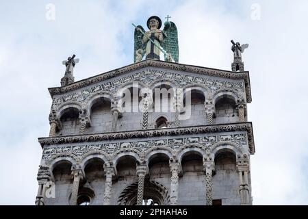 Chiesa di San Michele in Foro in der noch von Mauern umgebenen Stadt Lucca in der Toskana, Italien Stockfoto