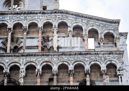 Chiesa di San Michele in Foro in der noch von Mauern umgebenen Stadt Lucca in der Toskana, Italien Stockfoto