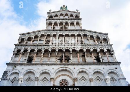 Chiesa di San Michele in Foro in der noch von Mauern umgebenen Stadt Lucca in der Toskana, Italien Stockfoto