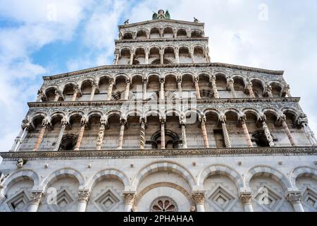 Chiesa di San Michele in Foro in der noch von Mauern umgebenen Stadt Lucca in der Toskana, Italien Stockfoto