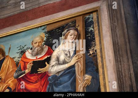 Chiesa di San Michele in Foro in der noch von Mauern umgebenen Stadt Lucca in der Toskana, Italien Stockfoto