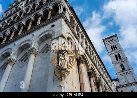 Chiesa di San Michele in Foro in der noch von Mauern umgebenen Stadt Lucca in der Toskana, Italien Stockfoto