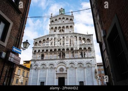 Chiesa di San Michele in Foro in der noch von Mauern umgebenen Stadt Lucca in der Toskana, Italien Stockfoto