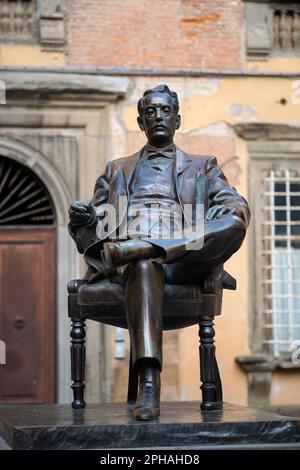 Statue des Komponisten Puccini in der noch von Mauern umgebenen Stadt Lucca in der Toskana, Italien Stockfoto