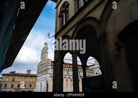 Chiesa di San Michele in Foro in der noch von Mauern umgebenen Stadt Lucca in der Toskana, Italien Stockfoto