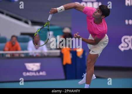 Miami Gardens, USA. 24. März 2023. MIAMI GARDENS, FLORIDA - 24. MÄRZ: Carlos Alcaraz (ESP) vs. Facundo Bagnis (ARG) während der Miami Open, präsentiert von einem Itaú-Spiel im Hard Rock Stadium am 24. März 2023 in Miami Gardens, Florida. (Foto: JL/Sipa USA) Guthaben: SIPA USA/Alamy Live News Stockfoto