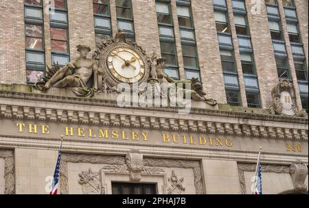 Das Helmsley Building in der Park Avenue verfügt über eine große analoge Uhr mit römischen Ziffern, 2023, New York City, USA Stockfoto