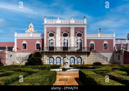 Das Estoi Palace Hotel in Portugal. Ein Gebäude, das seine Geschichte bis ins Jahr 1780er zurückverfolgen kann und im Rokoko-Stil erbaut ist. Stockfoto