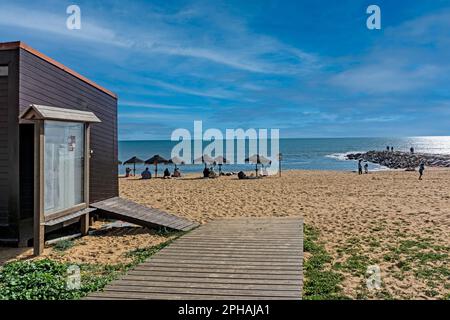 Leute, die die Sonne genießen, Anfang März, in Quarteira, Portugal. Stockfoto