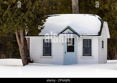 Charmante Hütten im Hog Island Country Store entlang der U.S. 2 und dem Lake Michigan auf der Oberen Halbinsel, Michigan, USA [Keine Veröffentlichung von Grundstücken; redaktionell Likör Stockfoto