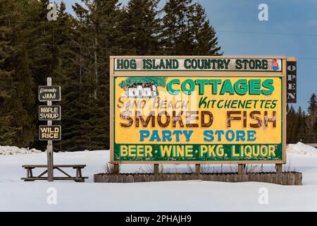 Schild für Hütten im Hog Island Country Store entlang der U.S. 2 auf der Oberen Halbinsel, Michigan, USA [Keine Veröffentlichung von Eigentum; redaktionelle Lizenzierung nur Stockfoto