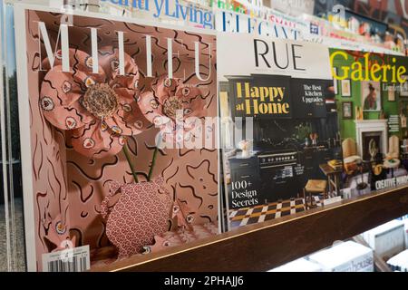 Barnes & Noble Booksellers auf der Fifth Avenue in New York City hat eine große Auswahl an Büchern und Zeitschriften, USA 2023 Stockfoto