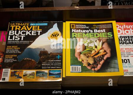 Barnes & Noble Booksellers auf der Fifth Avenue in New York City hat eine große Auswahl an Büchern und Zeitschriften, USA 2023 Stockfoto